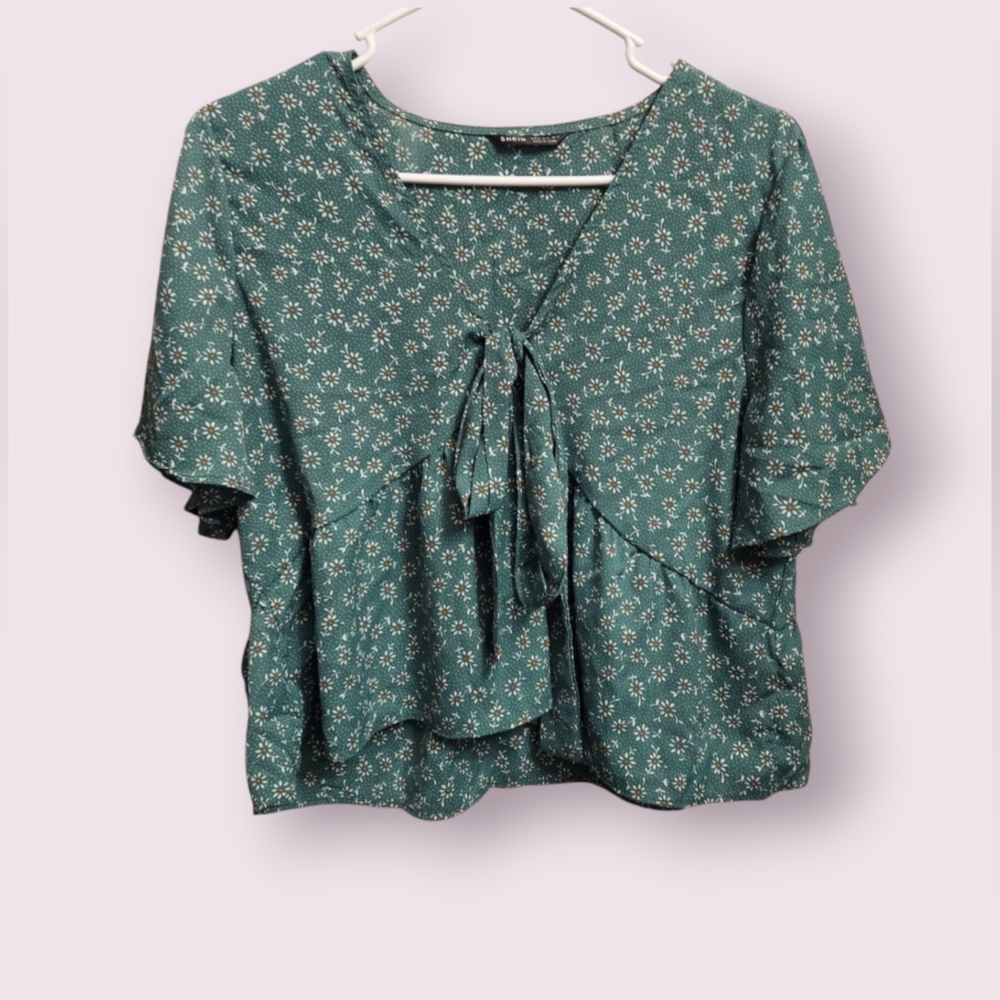 Women's SHEIN Floral Shirt Size XL (12) Flowy, Casual, Cute Blouse.
